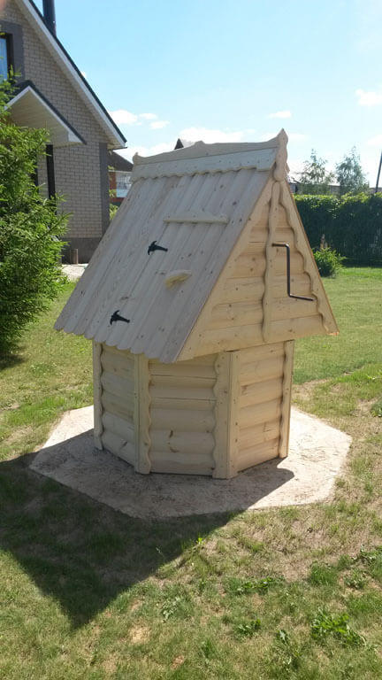 Установка деревянного домика для колодца в Серебряно-Прудском